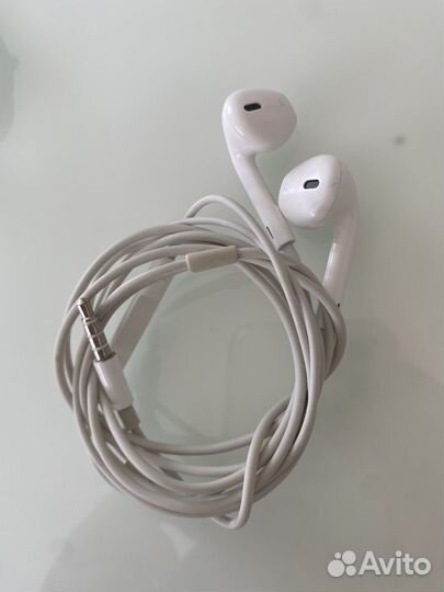 Наушники Apple iPhone, зарядный блок Apple Airpods