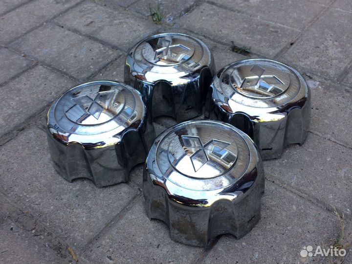 Центральные колпаки колес.Митсубиси pajero