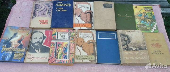 Много книг разных жанров