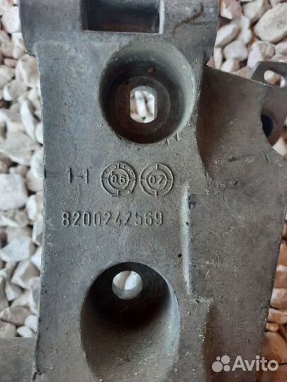 Кронштейн крепления генератора Рено Логан