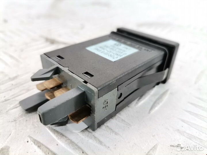 Кнопка аварийной сигнализации Volkswagen Passat