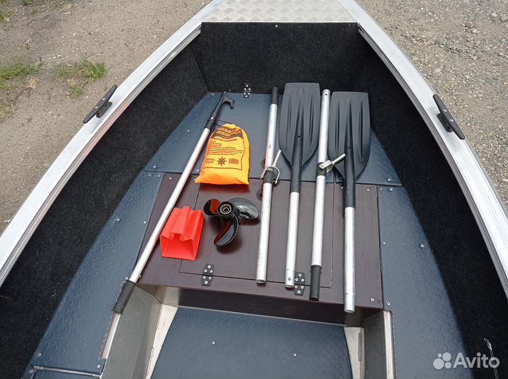 Лодка с мотором