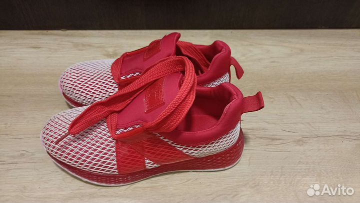 Кроссовки женские