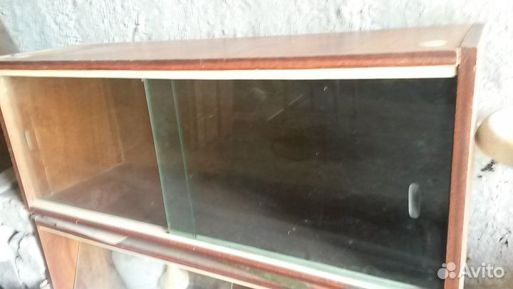 Полка застекленная