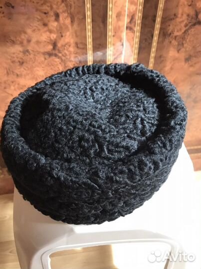 Женская шапка / каракуль