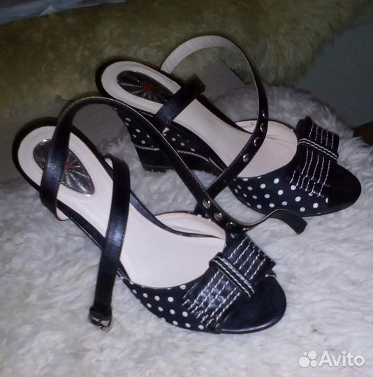 Босоножки горох