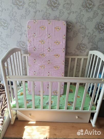 Детская кроватка с маятником и ящиком