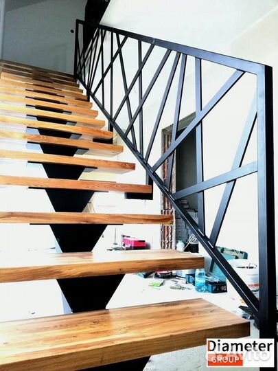 Установка широкой лестницы из сосны