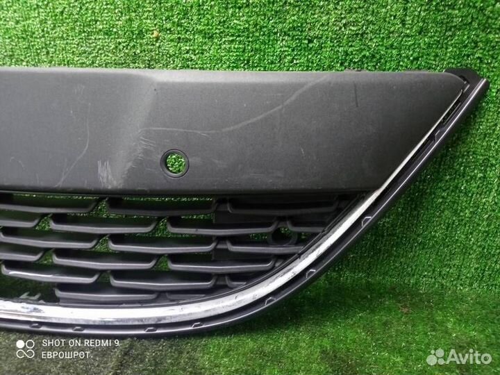 Решетка в бампер центральная Opel Astra J (2010-2