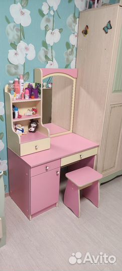 Столик с зеркалом для девочки