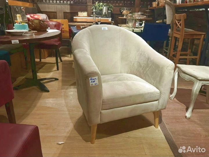 Кресло из велюра на ножках