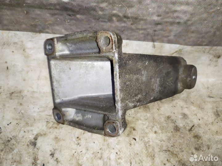 Кронштейн опоры двигателя mercedes W208 M111 мотор