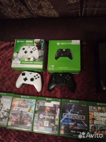 Xbox one + 2 геймпада+ 6 игр