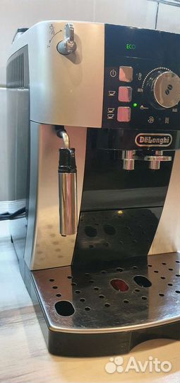 Кофемашина delonghi magnifica s
