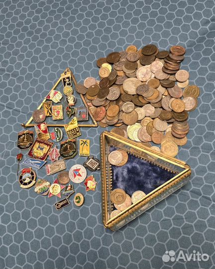Монеты,значки,шкатулка