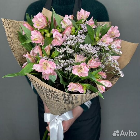 Букет альстромерии и лимониума