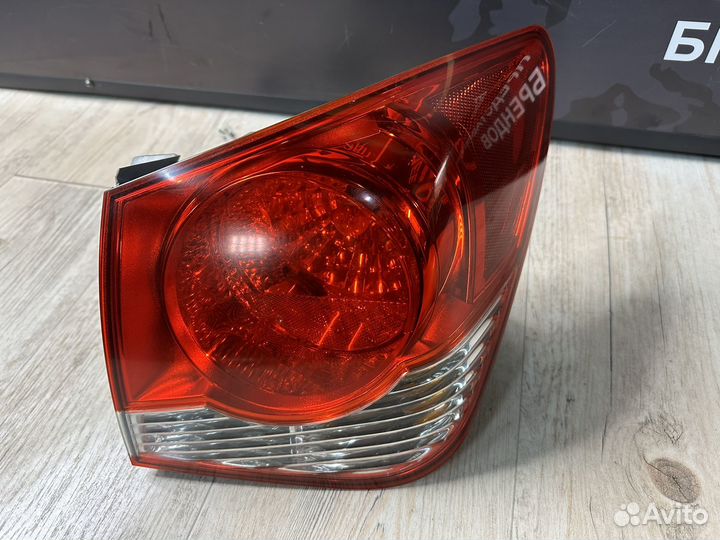 Фонарь задний правый Chevrolet Cruze седан