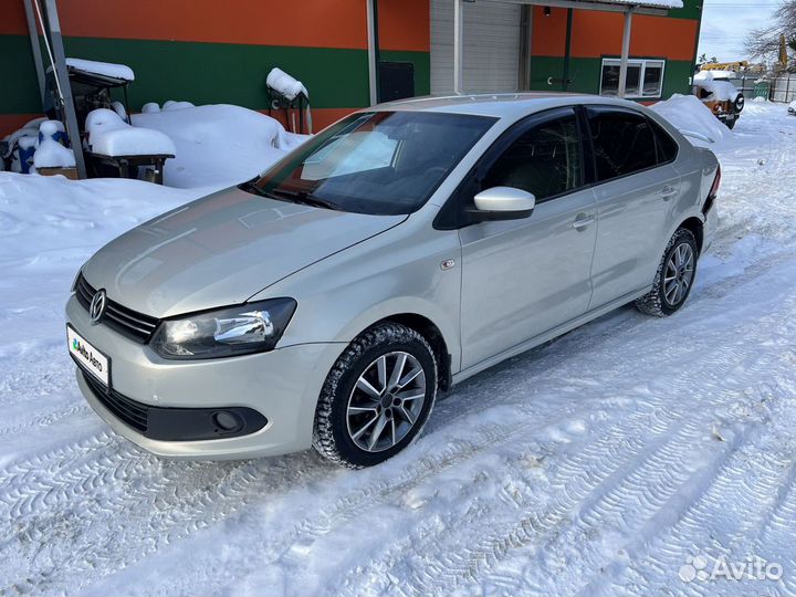 Volkswagen Polo 1.6 AT, 2012, битый, 160 000 км