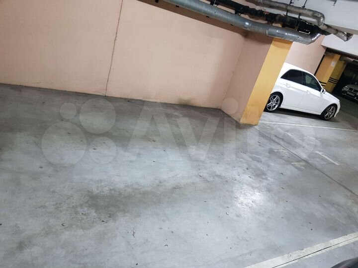 Машиноместо, > 30 м²