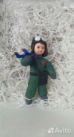 Мальчик с самолётом