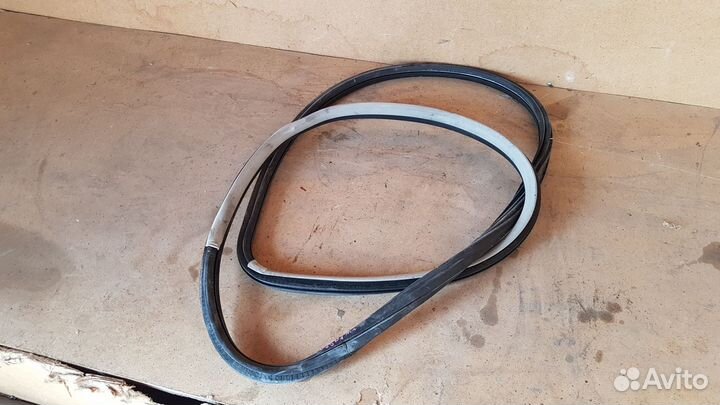 Уплотнитель проема передней правой двери passat B5