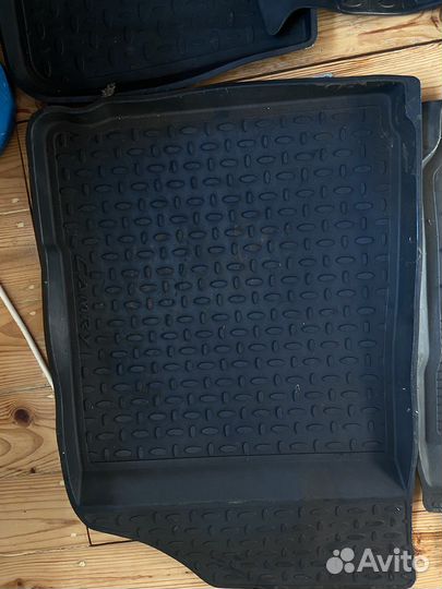 Резиновый коврик в салон