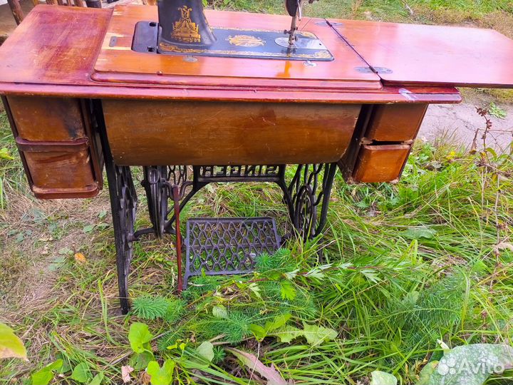 Антикварная швейная машинка Зингер