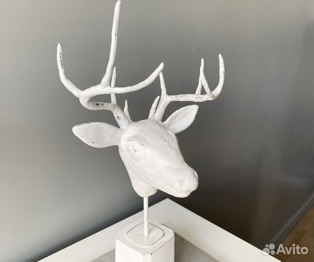 Олень декоративная статуэтка белая