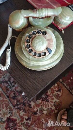 Старый винтажный ретро дисковый телефон из оникса