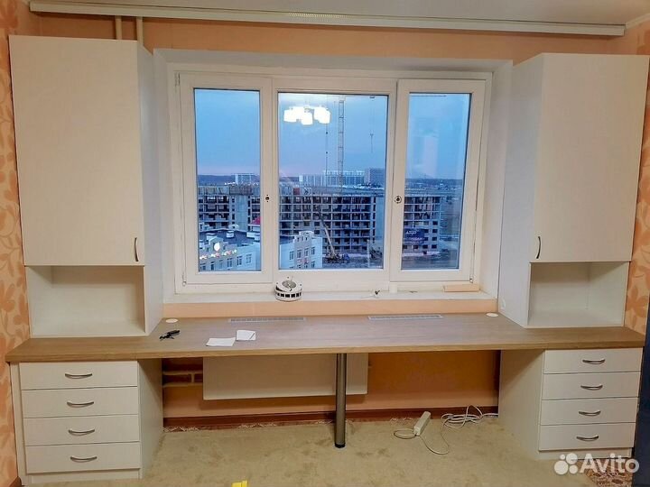 Детская рабочая зона у окна для двоих