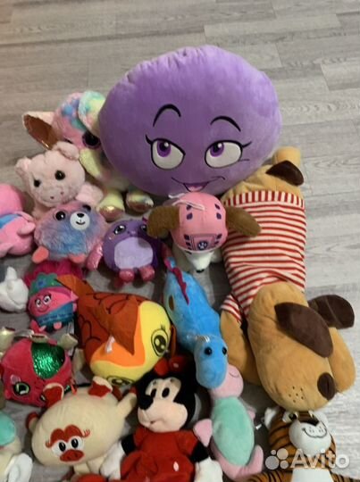 Целая коробка игрушек