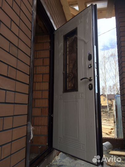 Дверь входная для частного дома