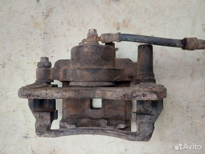 Суппорт передний правый на mazda 626