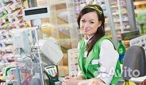 Работник торгового зала на выкладку