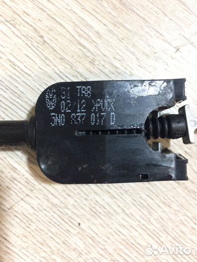 Трос открывания передней двери наружный Skoda Yeti