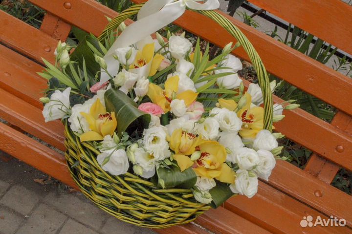 Корзина цветов из орхидеи и эустомы, доставка