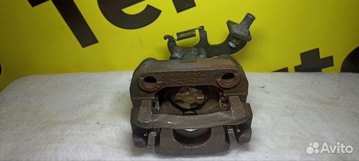 Суппорт задний правый Toyota Corolla, Auris