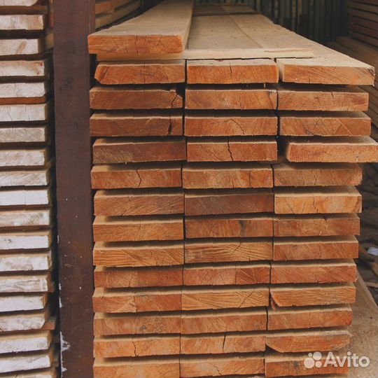 Строительный материал: доски из лиственницы