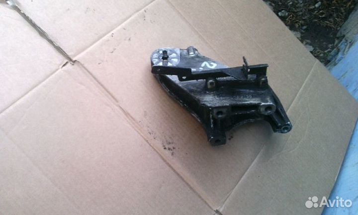 Кронштейн двигателя 2.5 VW Туарег 2003-2006 год