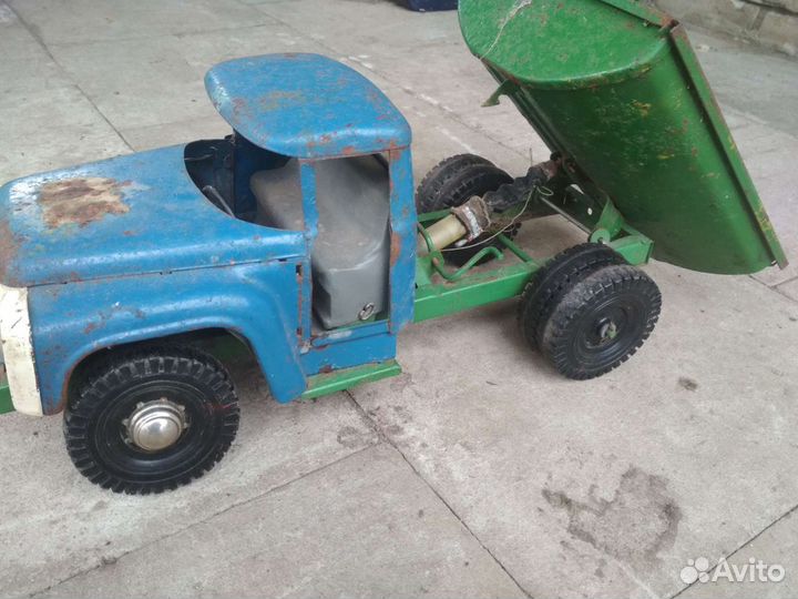 Советская железная игрушка ЗИЛ 130 самосвал