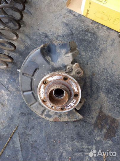 Кулак поворотный правый Volkswagen polo sedan