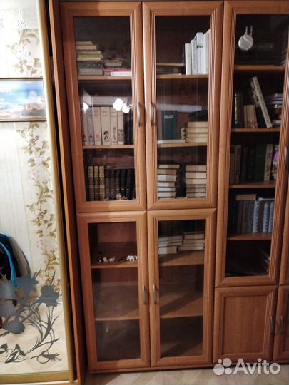 Книжный шкаф