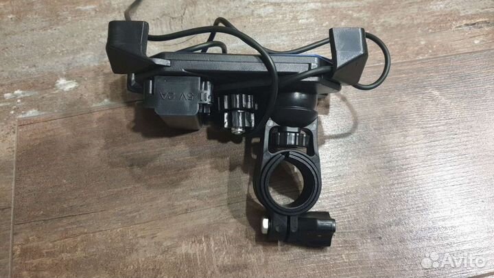 Крепление для телефона с зарядкой