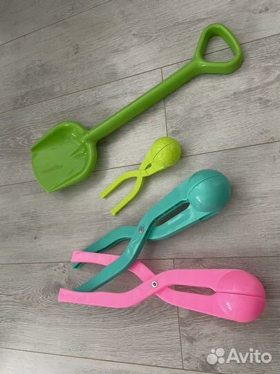 Снежколепы и лопата