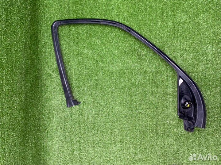 Рамка стекла двери передняя правая Land Rover