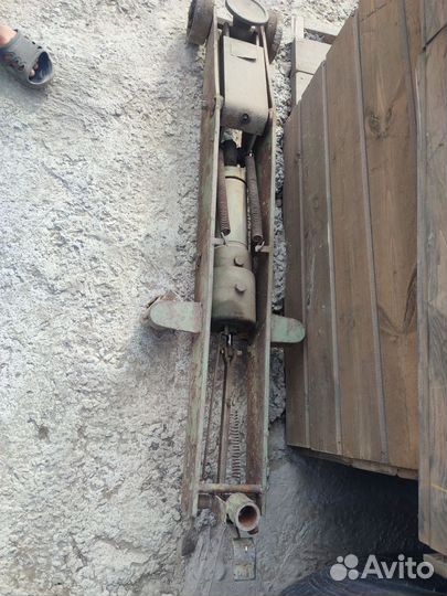 Домкрат грузовой подкатной