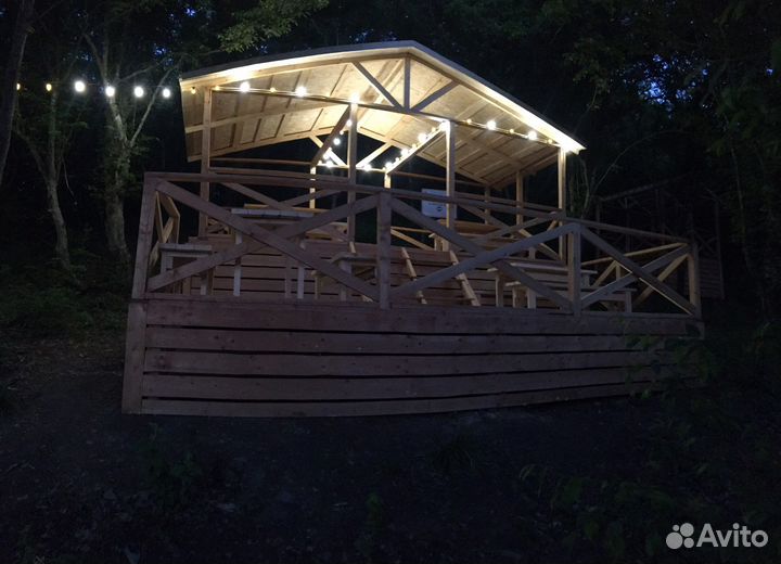 Беседки, место отдыха, столик в лесу