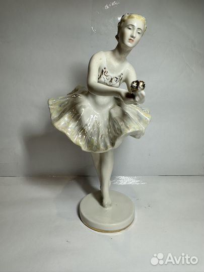 Балерина с цветком в руках