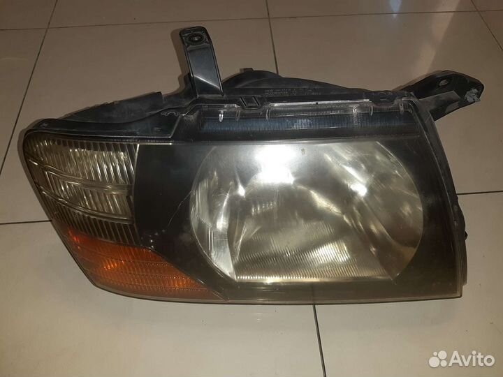 Фара передняя правая Митсубиси Паджеро 3
