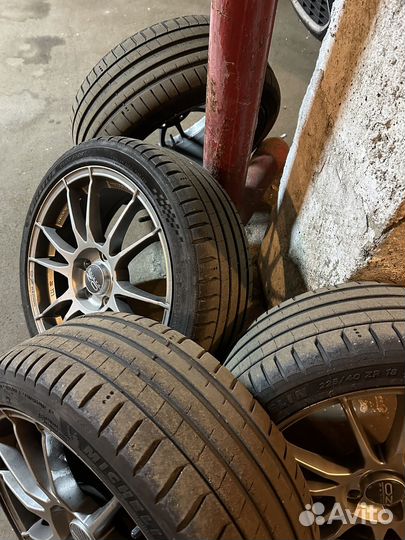 OZ Ultraleggera R18 Michelin Pilot Sport 5 225/40